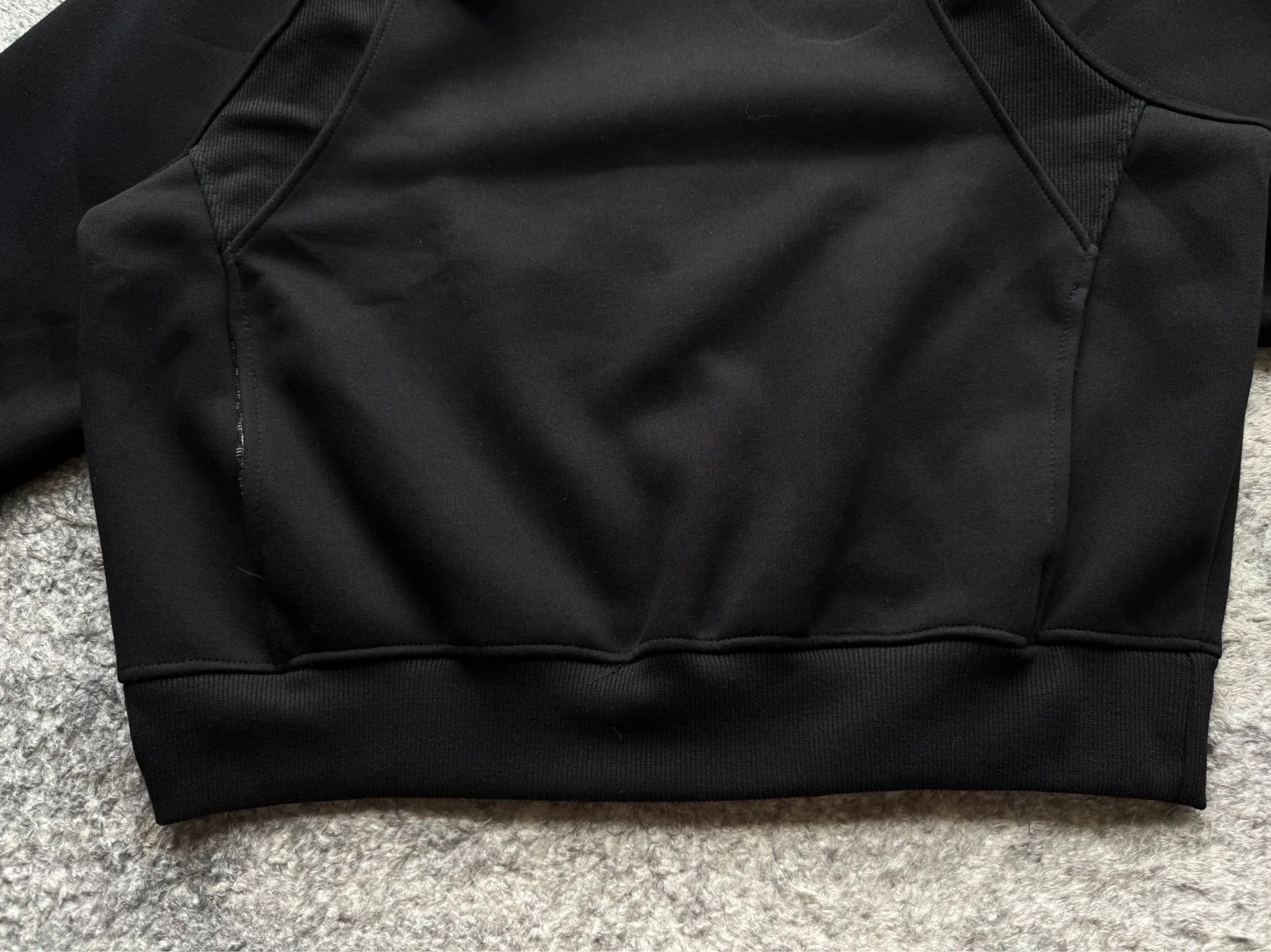 P220 Polo Ralph Lauren FW25 solid color embroidered logo sweatshirt. A sweatshirt is absolutely indispensable for the lazy feeling in autumn⛸️Ralph Luaren. The core is casual and relaxed, and the exterior is an American silhouette. It has a boyish laziness in place. It is unobtrusive but looks more timeless. 🕶️ The large drop shoulder version looks casual and fashionable. Wear it alone in spring and autumn or layer it in winter. It is completely a long-term sweatshirt in the wardrobe🫶🏻 Size Length Sleeve Length Bust M 63.5 80.5 130 L 65 82 134 XL 66.5 83.5 138